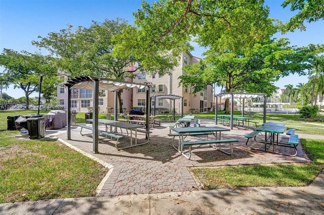 2811 Somerset Dr 405, Lauderdale Lakes, FL 33311