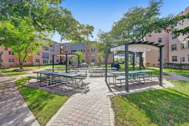 2811 Somerset Dr 405, Lauderdale Lakes, FL 33311