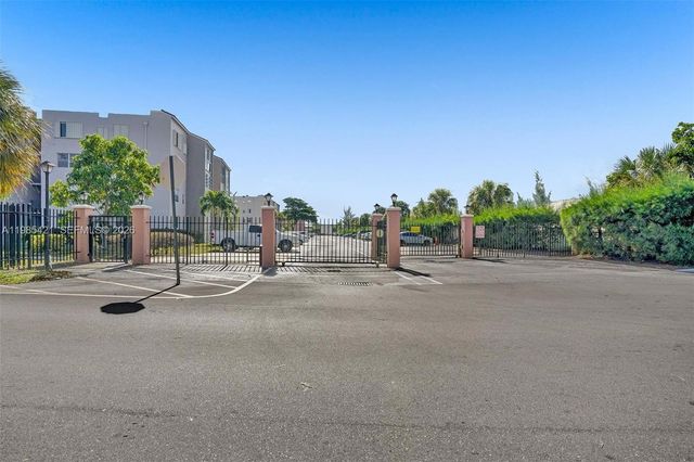 2811 Somerset Dr 405, Lauderdale Lakes, FL 33311