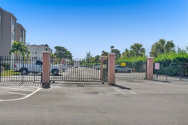 2811 Somerset Dr 405, Lauderdale Lakes, FL 33311