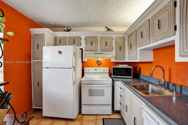 2811 Somerset Dr 405, Lauderdale Lakes, FL 33311