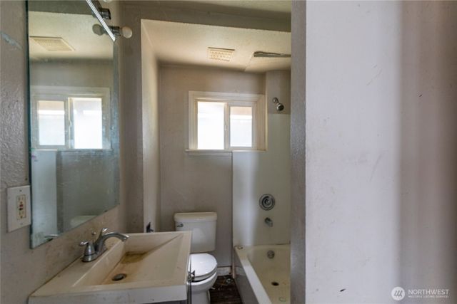949 S Ridgewood Avenue, Tacoma, WA 98405