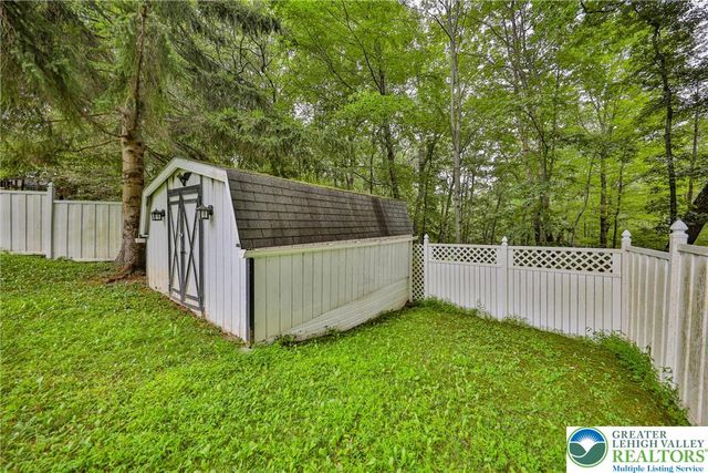 1094 Maple Lake Drive, Lehman Twp, PA 18324