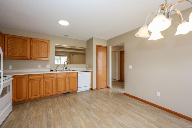 2021 Granny Smith Place, Kendallville, IN 46755
