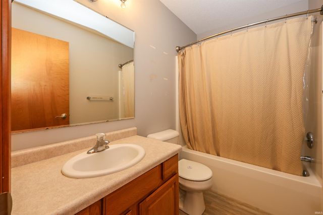 2021 Granny Smith Place, Kendallville, IN 46755