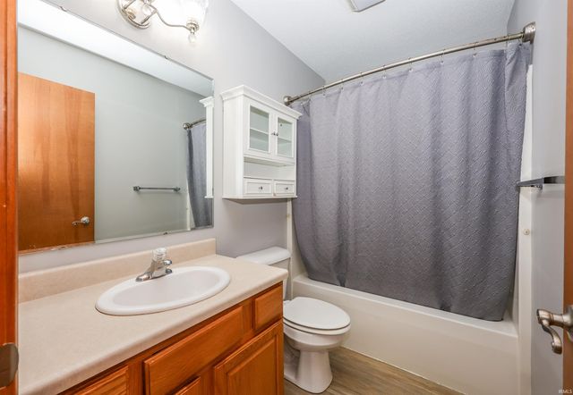 2021 Granny Smith Place, Kendallville, IN 46755