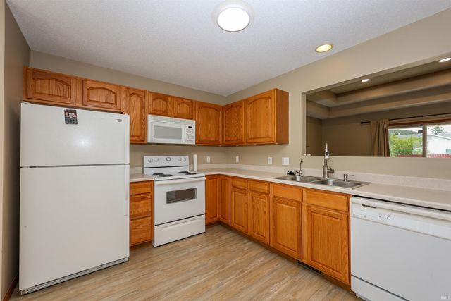 2021 Granny Smith Place, Kendallville, IN 46755