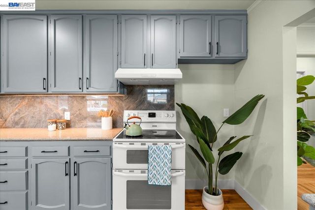 320 Beach Rd, Alameda, CA 94502