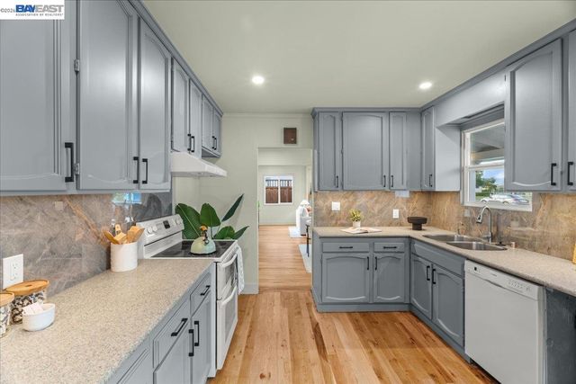 320 Beach Rd, Alameda, CA 94502