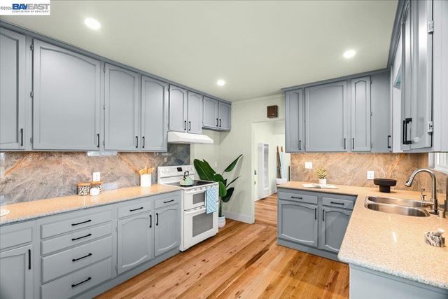 320 Beach Rd, Alameda, CA 94502