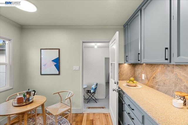 320 Beach Rd, Alameda, CA 94502