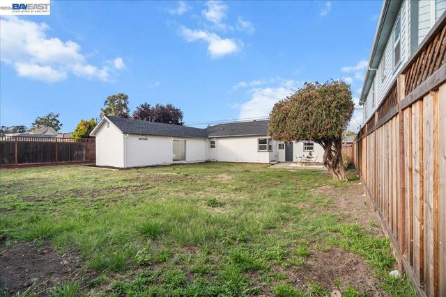 320 Beach Rd, Alameda, CA 94502