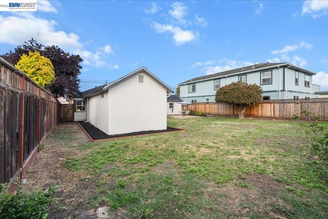 320 Beach Rd, Alameda, CA 94502