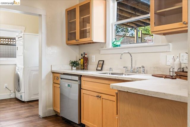 5340 Walnut St, Oakland, CA 94619