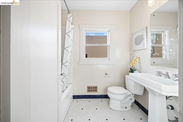 5340 Walnut St, Oakland, CA 94619