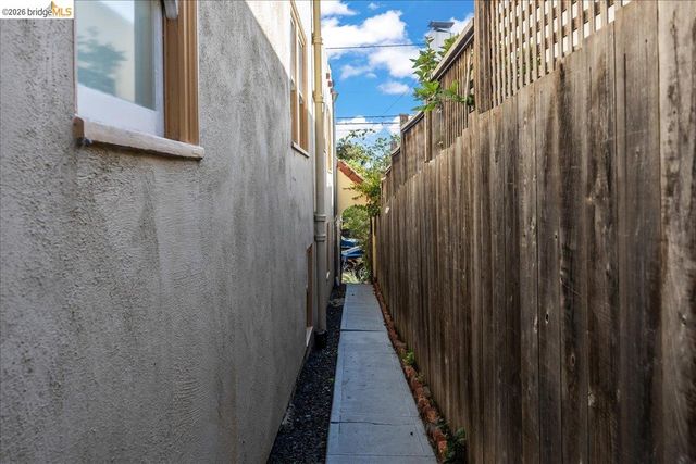 5340 Walnut St, Oakland, CA 94619
