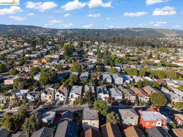 5340 Walnut St, Oakland, CA 94619