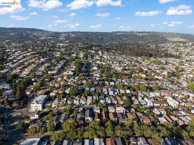 5340 Walnut St, Oakland, CA 94619