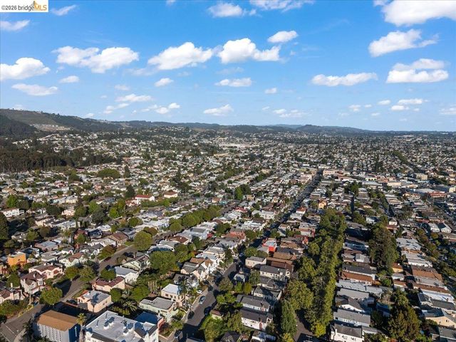 5340 Walnut St, Oakland, CA 94619