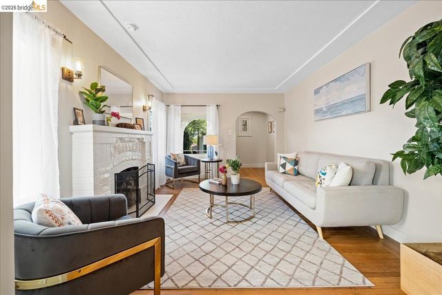 5340 Walnut St, Oakland, CA 94619