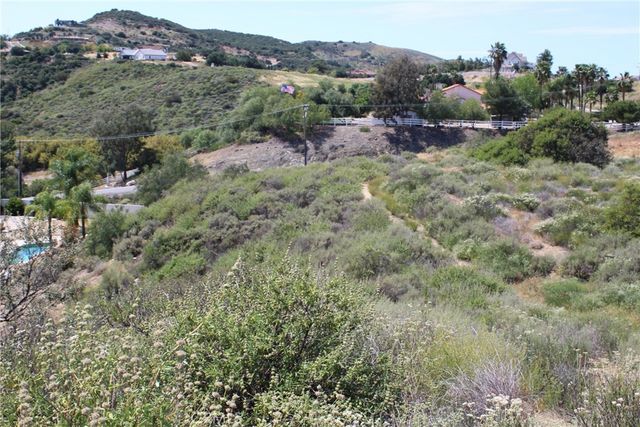 28 Golden Arrow Court, Murrieta, CA 92562