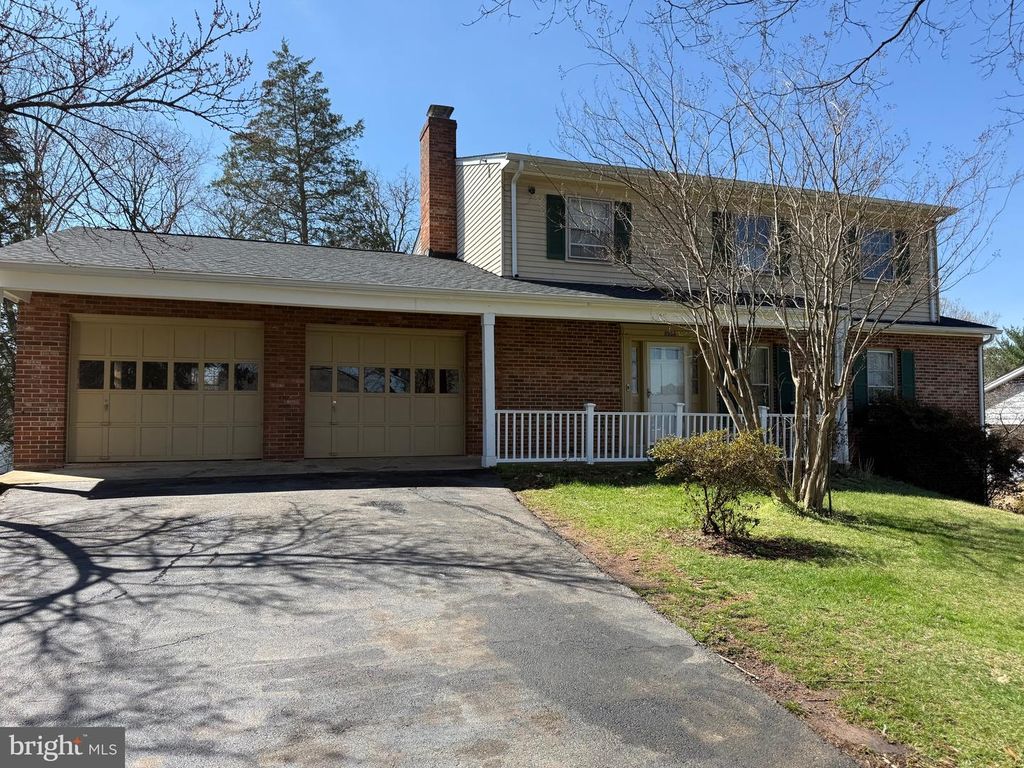 8906 WEIR ST, Manassas, VA 20110