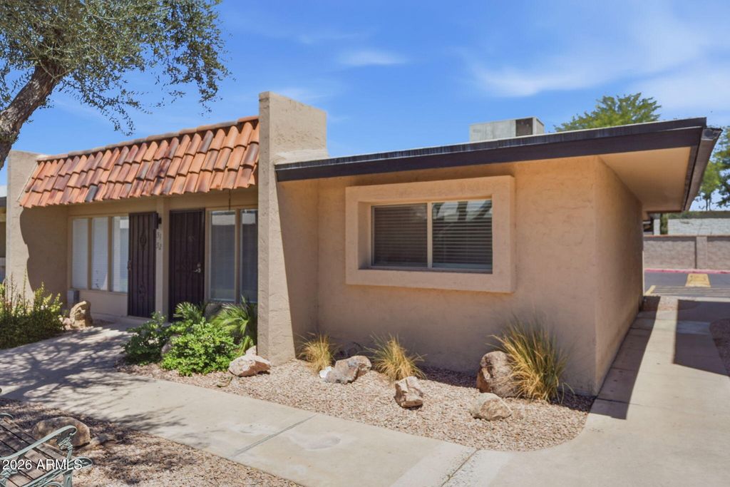 1320 E BETHANY HOME Road 52, Phoenix, AZ 85014 — photo 2