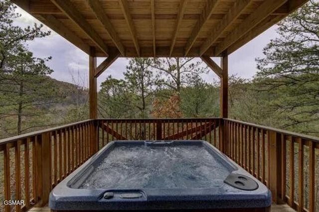 1340 Parkview Vista Way, Pigeon Forge, TN 37863