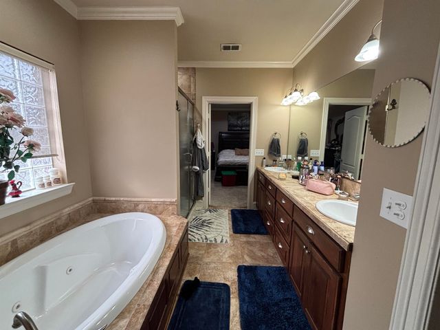 159 Stone Brook Dr, Henderson, TX 75654