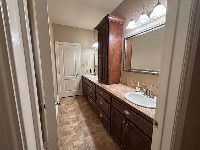 159 Stone Brook Dr, Henderson, TX 75654