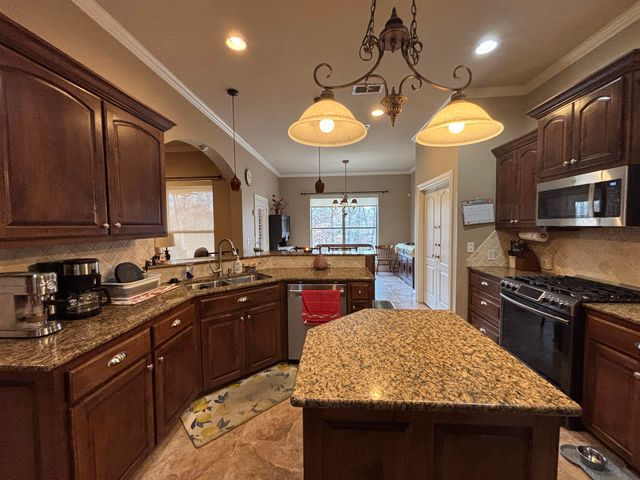 159 Stone Brook Dr, Henderson, TX 75654