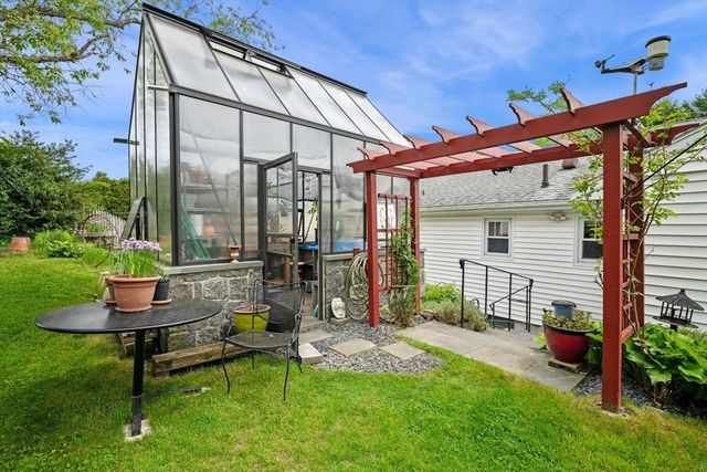 88 Moffatt Rd, Salem, MA 01970