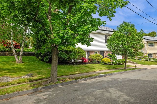 88 Moffatt Rd, Salem, MA 01970