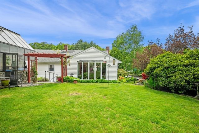88 Moffatt Rd, Salem, MA 01970