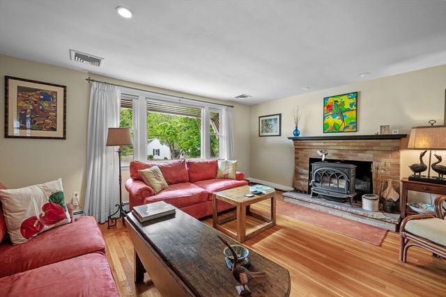 88 Moffatt Rd, Salem, MA 01970
