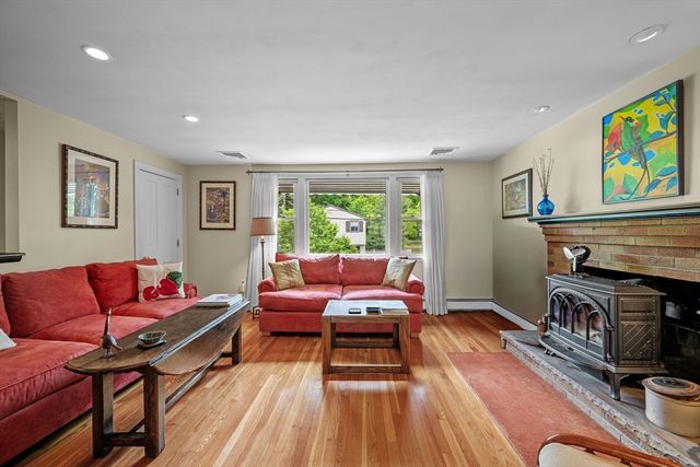 88 Moffatt Rd, Salem, MA 01970