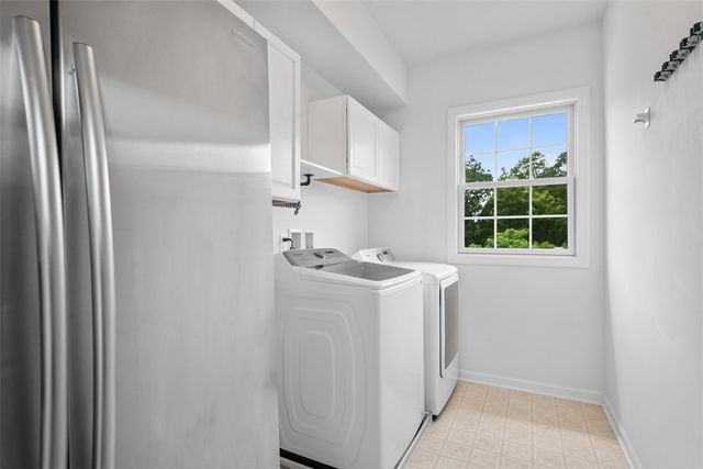 1702 S Hawthorn Ct, Franklin Park, PA 15237