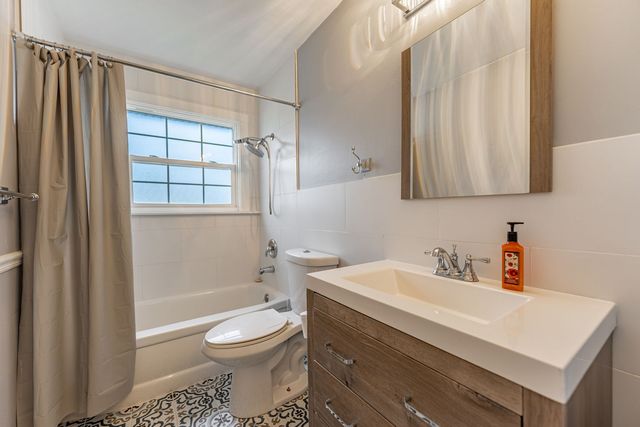 209 WASHINGTON Square C, Elk Grove Village, IL 60007