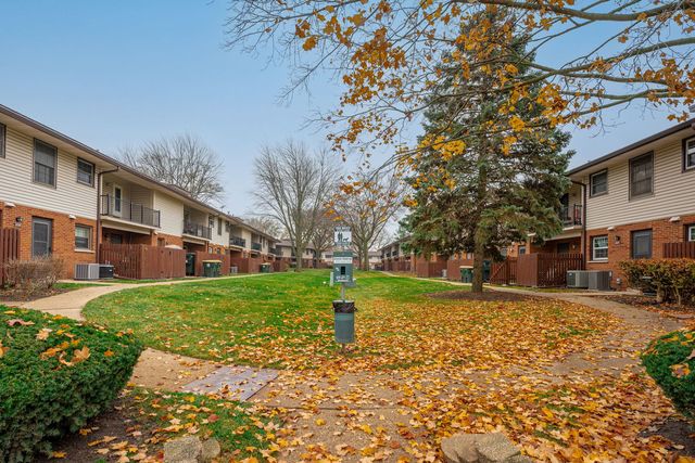 209 WASHINGTON Square C, Elk Grove Village, IL 60007