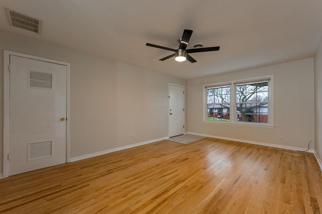 209 WASHINGTON Square C, Elk Grove Village, IL 60007
