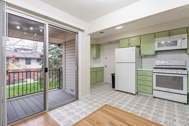 209 WASHINGTON Square C, Elk Grove Village, IL 60007