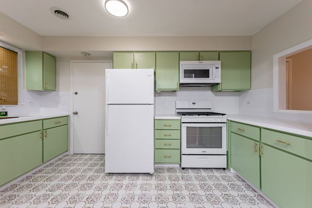 209 WASHINGTON Square C, Elk Grove Village, IL 60007