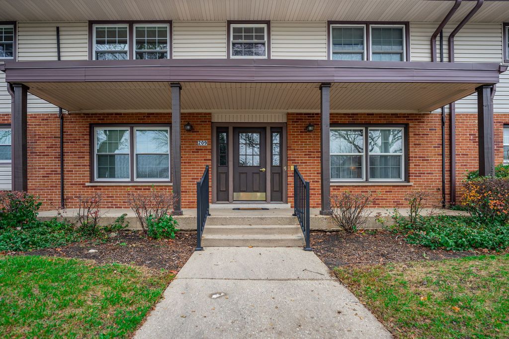 209 WASHINGTON Square C, Elk Grove Village, IL 60007