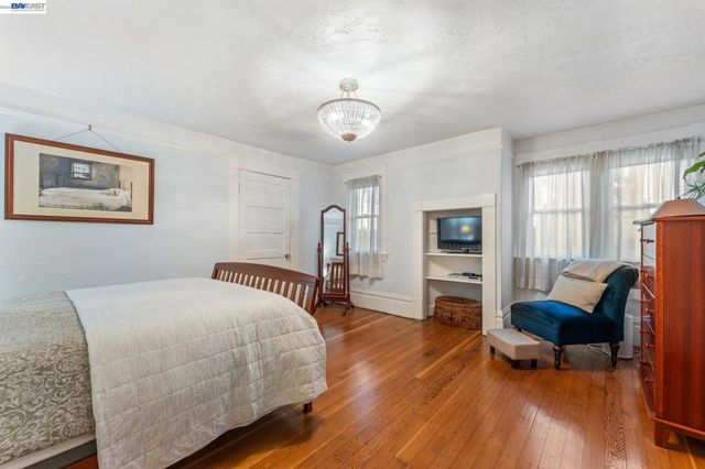 1202 Grand St, Alameda, CA 94501