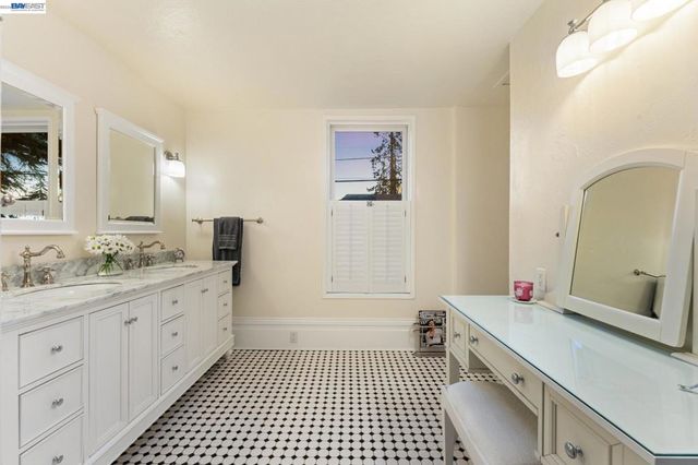 1202 Grand St, Alameda, CA 94501