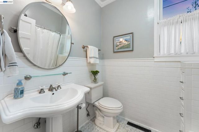 1202 Grand St, Alameda, CA 94501