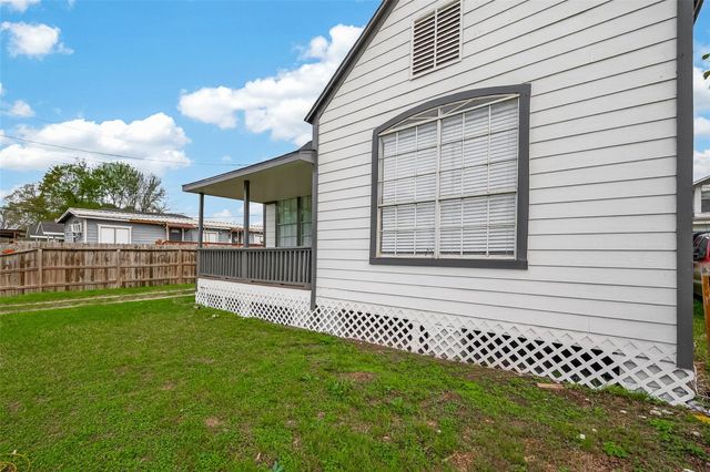 7927 Brays Street B, Houston, TX 77012