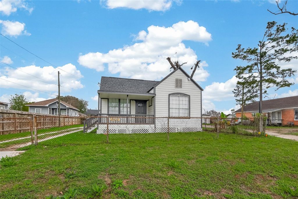 7927 Brays Street B, Houston, TX 77012