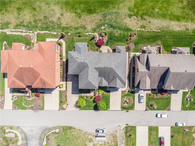 1043 Blackthorne Dr, Penn Twp, PA 15644