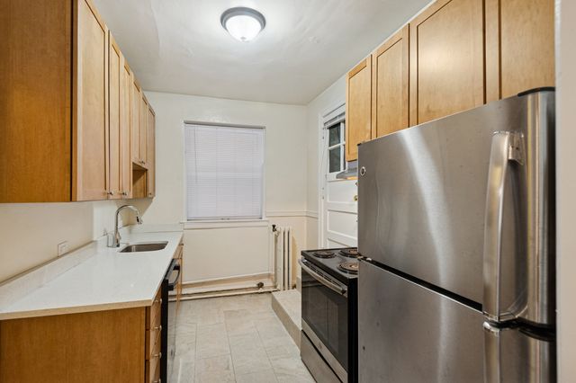 200 S Maple Avenue G, Oak Park, IL 60302